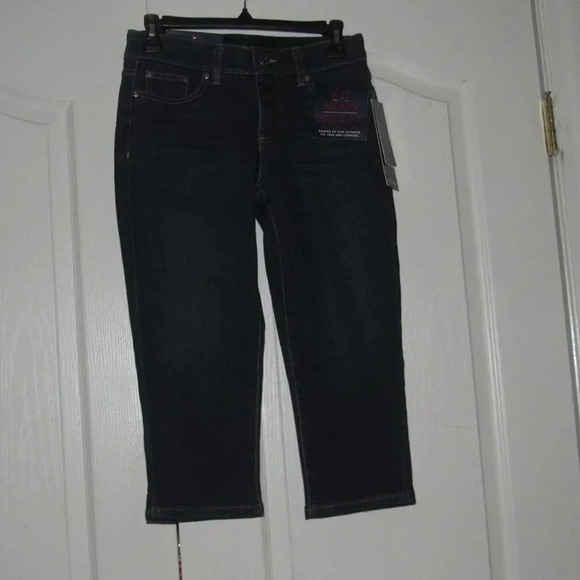 NWT CHAPS Fit Shape Sculpt Slimming Mid Rise Capri Jeans Size 4P - Picture 1 of 7